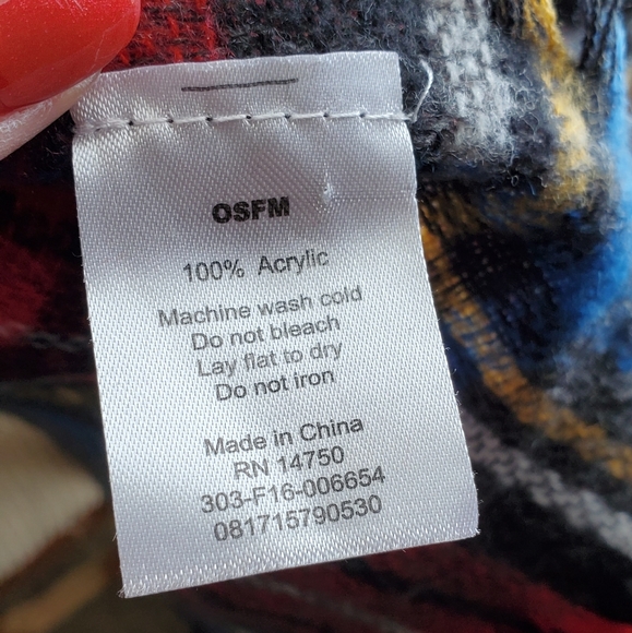 NWOT Plaid Blanket Scarf - Picture 5 of 5